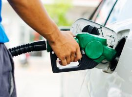 محافظ مطروح يوجه بمتابعة محطات الوقود للالتزام بالتسعيرة الجديدة