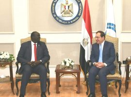 وزير البترول يبحث فرص التعاون مع وفد جنوب السودان