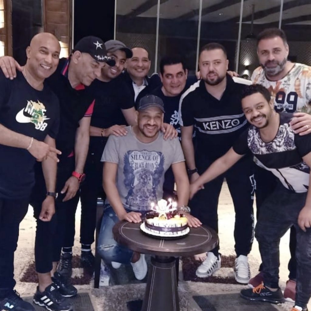 عصام كاريكا يحتفل بعيد ميلاده وسط أصدقائه رغم أزمة كورونا جريدة المال
