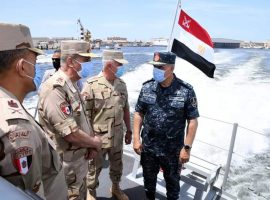 وزير الدفاع والإنتاج الحربي يزور قيادة القوات البحرية (صور)
