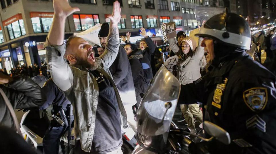 مع تمديد حظر التجول .. شرطة نيويورك تعتقل 700 مشارك في احتجاجات أمس 