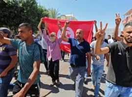 المئات من التونسيين يتظاهرون وسط العاصمة للمطالبة بإطلاق سراح مُعتقلي الاحتجاجات
