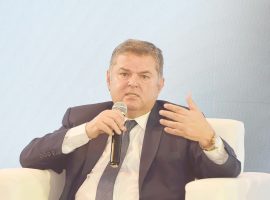 وزير قطاع الأعمال : استقطاب كوادر أجنبية لتطوير كرة القدم بنادي غزل المحلة