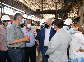 رئيس المقاولون العرب يتفقد أعمال تصنيع مظلة محطة عدلي منصور التبادلية