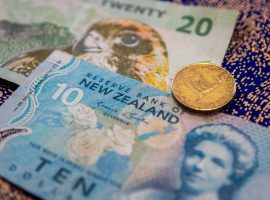 الدولار النيوزيلندي يهبط بسبب إجراءات عزل عام جديدة والدولار الأمريكي يرتفع