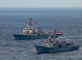 القوات البحرية المصرية والأمريكية تنفذان تدريبًا عابرًا فى البحر الأحمر